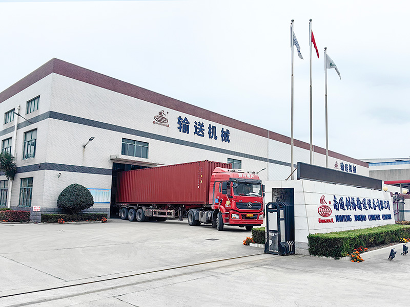 Our company’s large-scale food processing production line for export to the United States is being loaded and shipped.