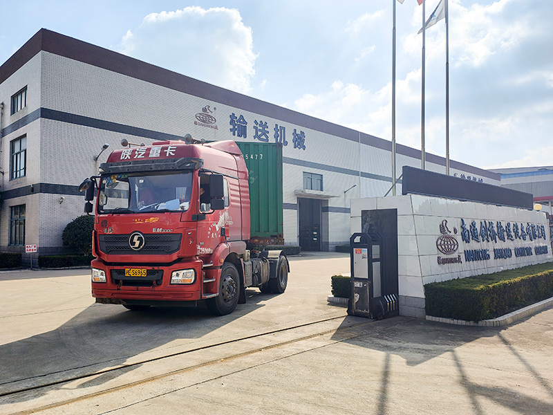 Our company’s large-scale food processing production line for export to Malaysia is currently being loaded and shipped.