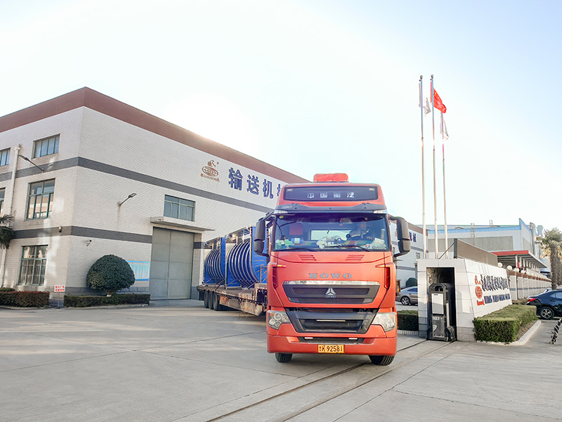 Our company’s large-scale food processing production line exported to England is now being loaded and shipped.