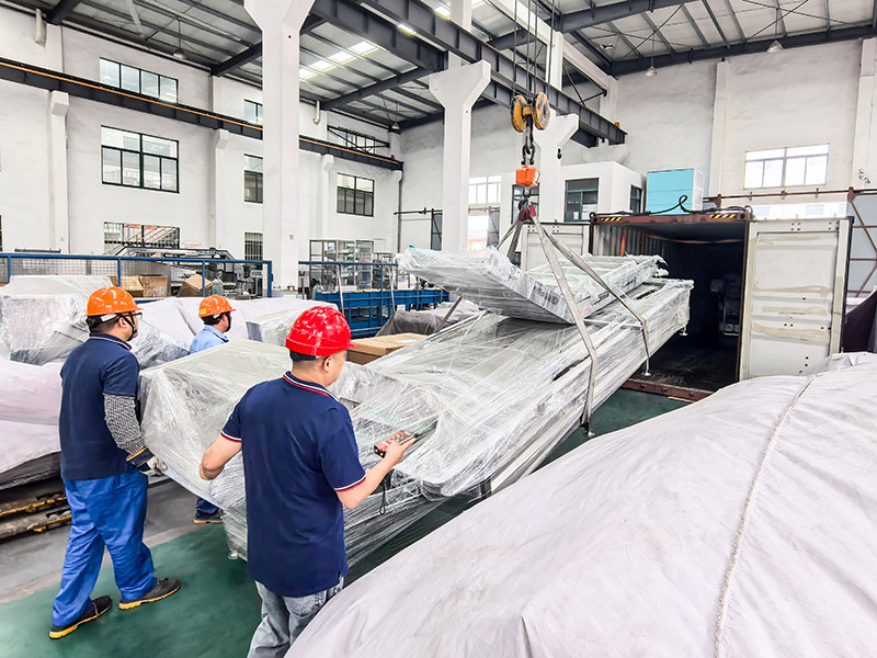 Our company's large-scale aquatic product processing conveyor lines for export to Malaysia are being loaded and shipped.