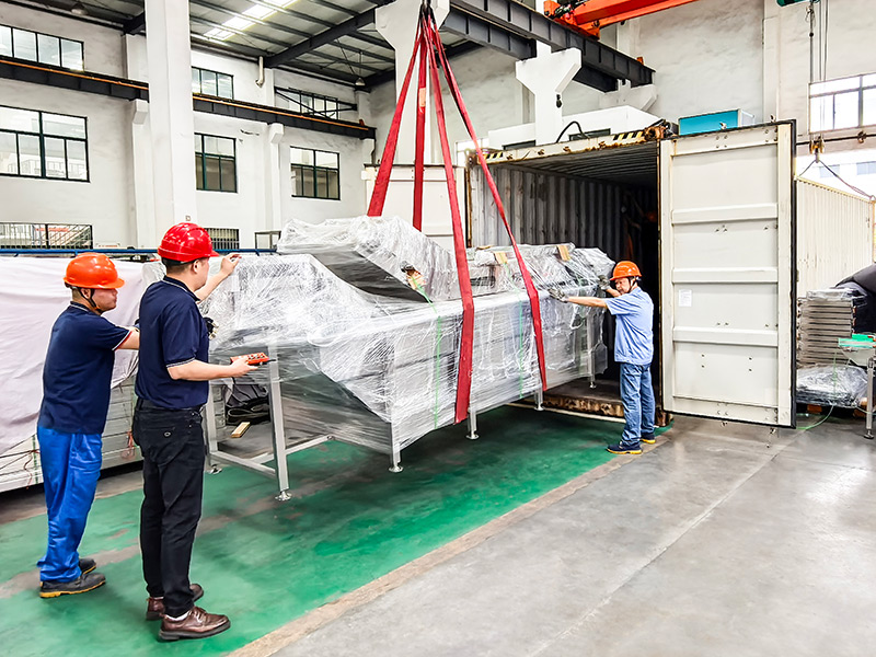 The large-scale aquatic product processing and transportation line that our company is exporting to Indonesia is now being loaded onto a vehicle for shipment.