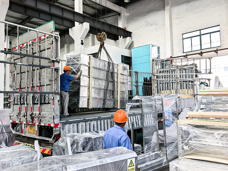 The large-scale conveyor line produced by our company for the customers in Shandong is now being loaded onto the vehicle for shipment.